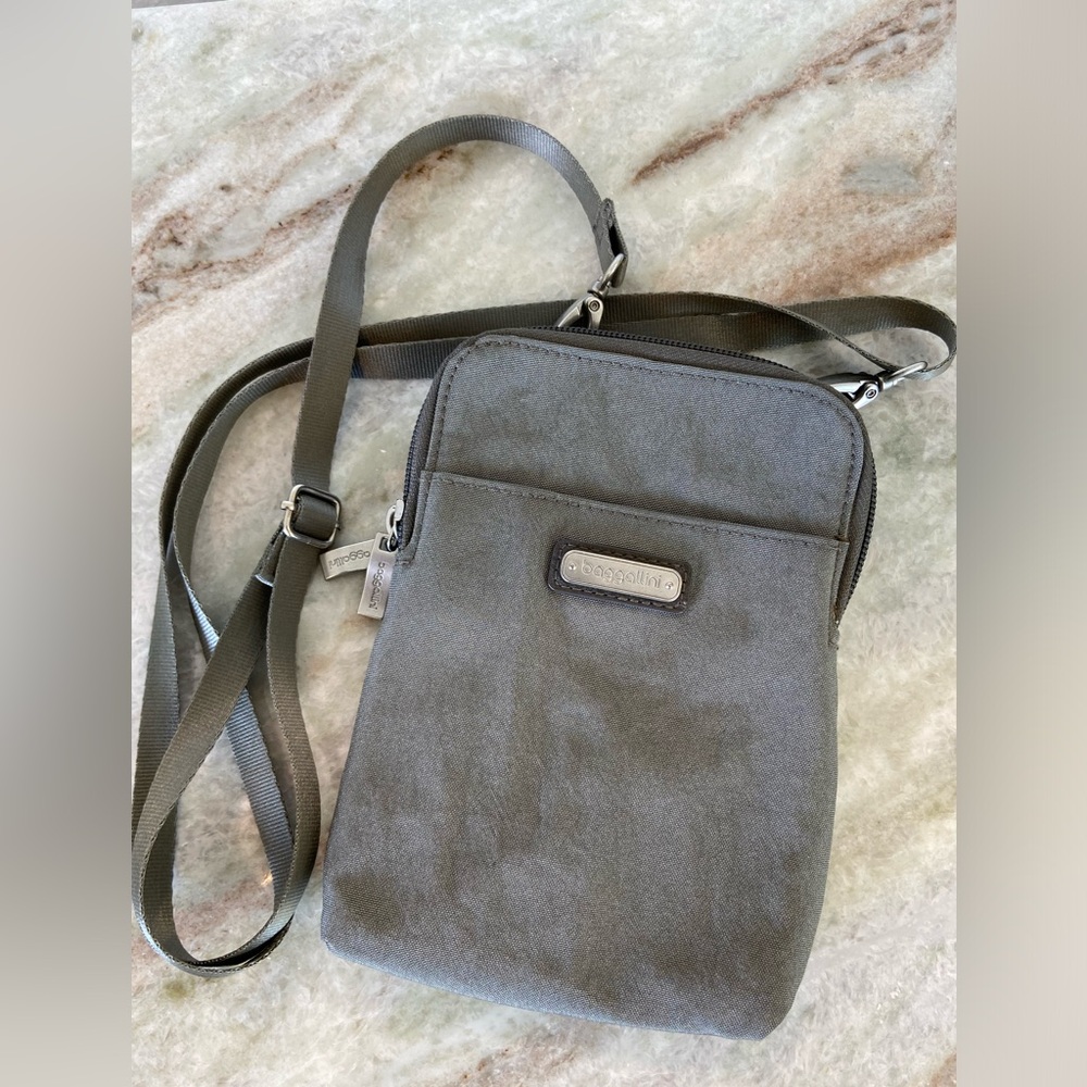 Baggallini travel bag gray double zipper outside magnetic closure pocket
